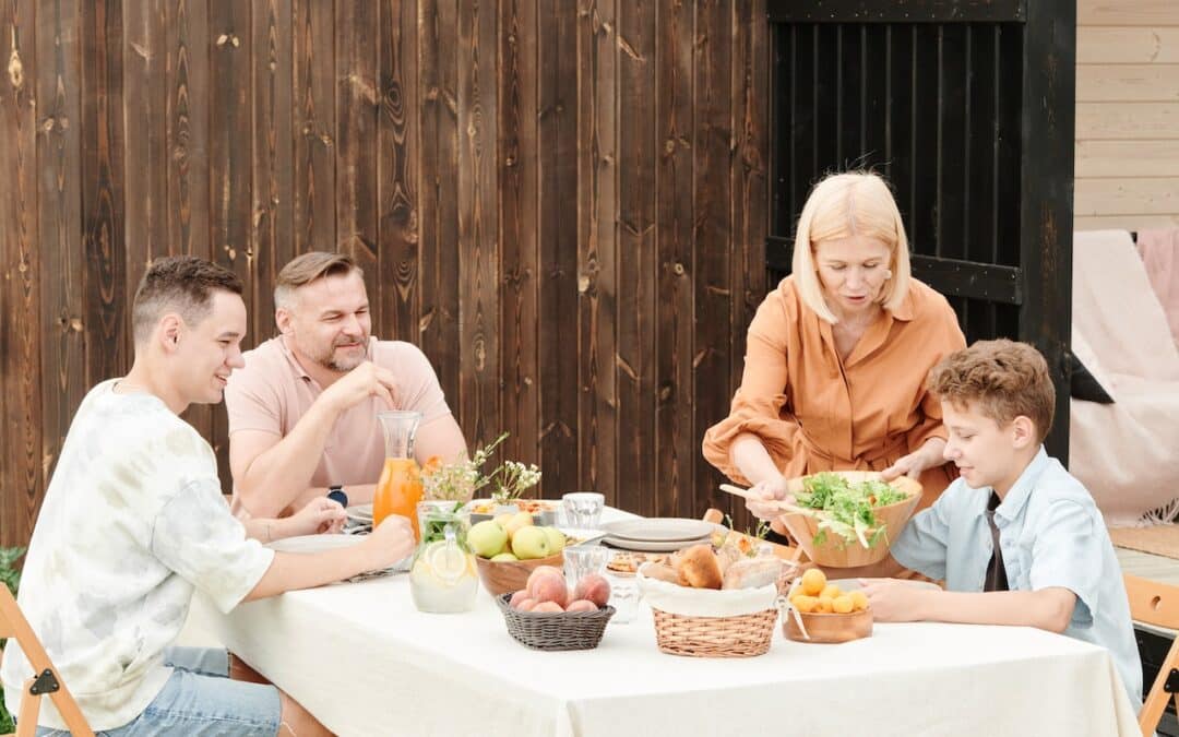 Valg af det rigtige bordbænkesæt til dit udendørs spiseområde